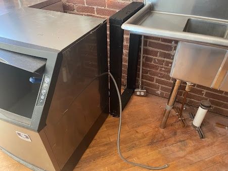 Stainless steel sink, floor drain pipe