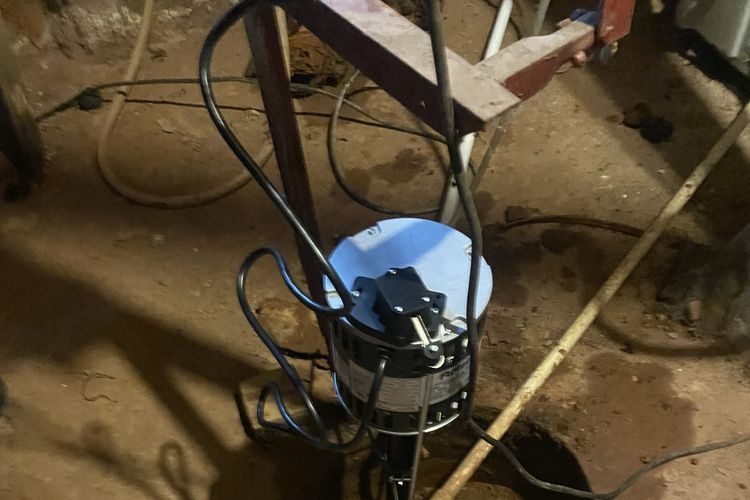 Sump pump in a basement floor pit